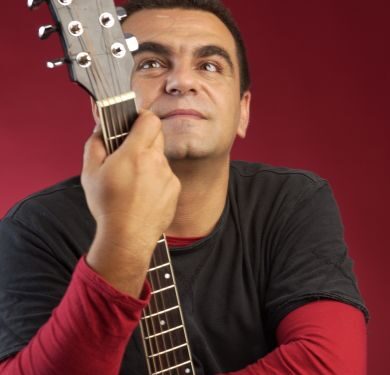 Mihai Mărgineanu lansează albumul “Pe sub norii de hârtie”, într-un concert la Bucureşti