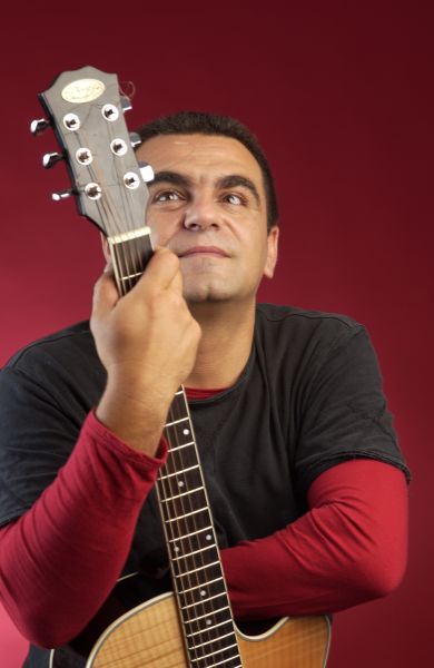 Mihai Mărgineanu lansează albumul “Pe sub norii de hârtie”, într-un concert la Bucureşti