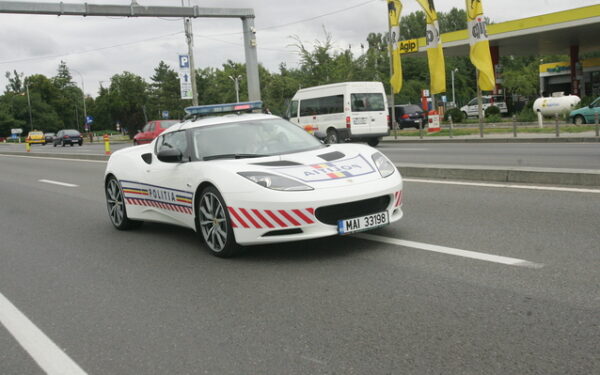 Politia fuge cu un bolid Lotus Evora S