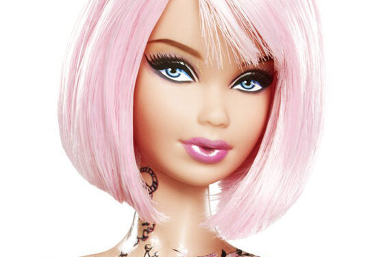Papusa Barbie cu tatuaje