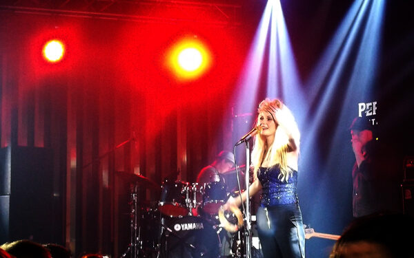 VIDEO: Concert The Asteroids Galaxy Tour in Bucuresti