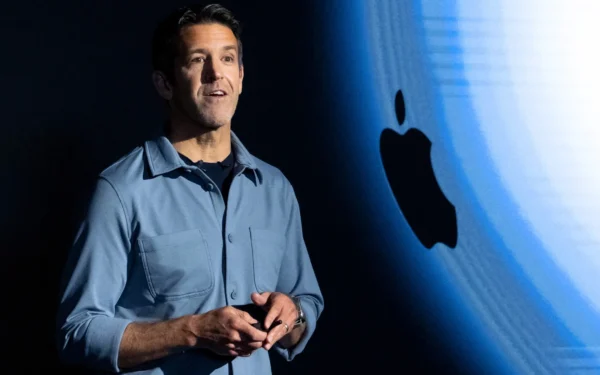 Tim Cook, înlocuit de John Ternus la conducerea Apple